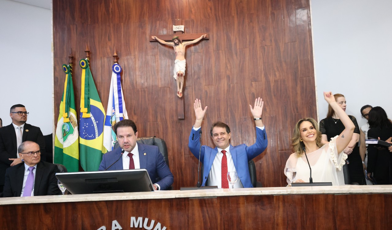 Vereador Leo Couto, prefeito Evandro e vice Gabriela na mesa do plenário da Câmara